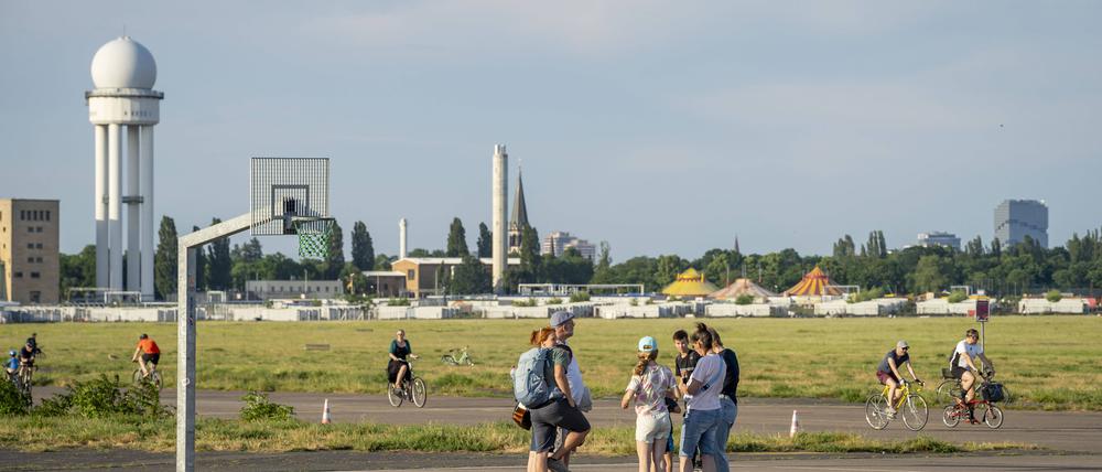 Für das Tempelhofer Feld wurden Entwürfe zur Weiterentwicklung erarbeitet. Im September soll eine Ausstellung damit den Entwürfen eröffnen.