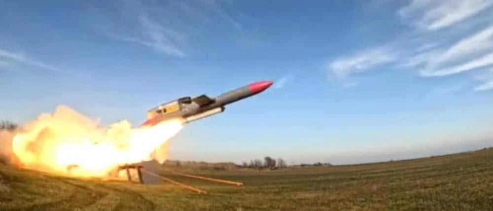 Dieser Videostandbildausschnitt aus einem von dem ukrainischen Medienunternehmen ZN.UA veröffentlichten Filmmaterial zeigt den Start von Langstrecken-Marschflugkörpern namens Flamingo (Archivbild).