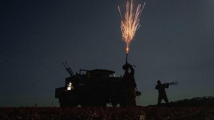 Ukrainische Soldaten der Luftverteidigungseinheit der 59. Brigade feuern auf russische Kampfdrohnen in der Region Dnipropetrowsk (Symbolfoto).