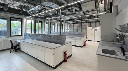 Das Forschungsgebäude FUHUB der Firma Driven ist bezugsfertig: Neben der FU Berlin, dem Zuse Institut und dem Umweltbundesamt ziehen auch die Firmen SimpliOffice und UNDKRAUSS ein. Der Clou: Im Foyer wird das erste Roboterrestaurant des Berliner Südwestens im September seine Arbeit aufnehmen.