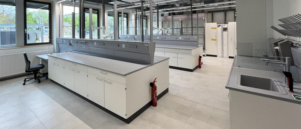 Das Forschungsgebäude FUHUB der Firma Driven ist bezugsfertig: Neben der FU Berlin, dem Zuse Institut und dem Umweltbundesamt ziehen auch die Firmen SimpliOffice und UNDKRAUSS ein. Der Clou: Im Foyer wird das erste Roboterrestaurant des Berliner Südwestens im September seine Arbeit aufnehmen.