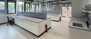 Das Forschungsgebäude FUHUB der Firma Driven ist bezugsfertig: Neben der FU Berlin, dem Zuse Institut und dem Umweltbundesamt ziehen auch die Firmen SimpliOffice und UNDKRAUSS ein. Der Clou: Im Foyer wird das erste Roboterrestaurant des Berliner Südwestens im September seine Arbeit aufnehmen.