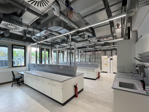 Das Forschungsgebäude FUHUB der Firma Driven ist bezugsfertig: Neben der FU Berlin, dem Zuse Institut und dem Umweltbundesamt ziehen auch die Firmen SimpliOffice und UNDKRAUSS ein. Der Clou: Im Foyer wird das erste Roboterrestaurant des Berliner Südwestens im September seine Arbeit aufnehmen.
