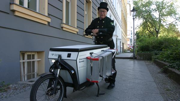Schornsteinfegermeister Norbert Skrobek aus Kreuzberg hat seinen Transporter gegen ein Dienst-Lastenfahrrad getauscht. Auch seine Mitarbeiter radeln inzwischen zum Kunden.
