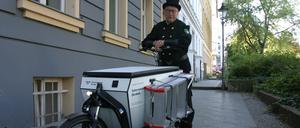 Schornsteinfegermeister Norbert Skrobek aus Kreuzberg hat seinen Transporter gegen ein Dienst-Lastenfahrrad getauscht. Auch seine Mitarbeiter radeln inzwischen zum Kunden.