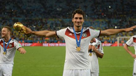 Der größte Moment der Karriere: Mats Hummels jubelt mit dem WM-Pokal in der rechten Hand nach dem gewonnenen WM-Finale 2014 in Rio. 