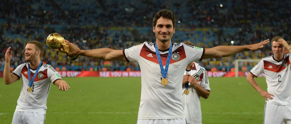 Der größte Moment der Karriere: Mats Hummels jubelt mit dem WM-Pokal in der rechten Hand nach dem gewonnenen WM-Finale 2014 in Rio.