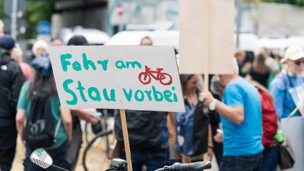 Ganz ohne Protest ging es nicht: Freigabe des 16. Bauabschnitts der A100 am Treptower Park.