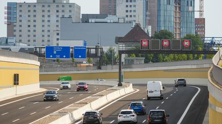 Die ersten Fahrzeuge rollen über das neue Teilstück der A100 in Berlin. 