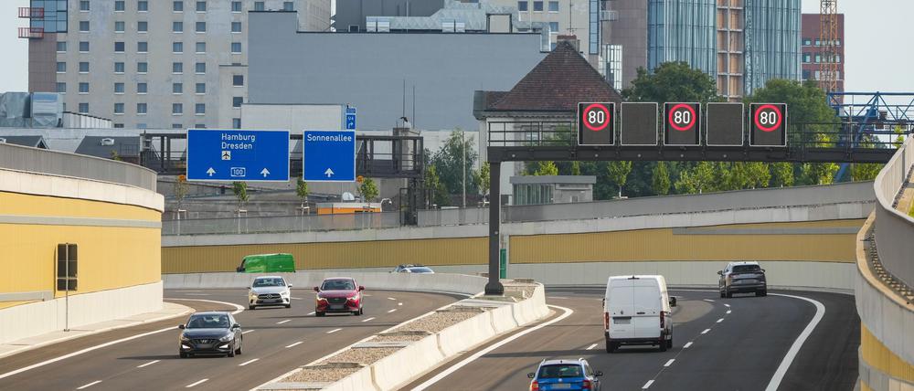 Die ersten Fahrzeuge rollen über das neue Teilstück der A100 in Berlin. 