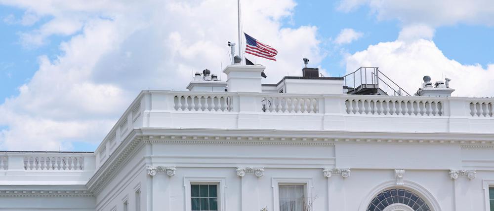 Die Flagge am Weißen Haus ist auf halbmast gesenkt.