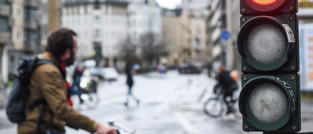 Zeigt die nächste Ampel noch Grün oder doch schon Rot? Eine neue Technik soll Radfahrern in Berlin an einigen Stellen bei der Einschätzung helfen. (Archivbild)