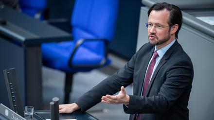 Dirk Wiese (SPD) spricht im Plenarsaal im Bundestag. 