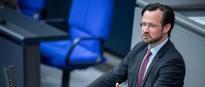 Dirk Wiese (SPD) spricht im Plenarsaal im Bundestag. 