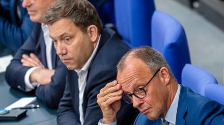 Bundeskanzler Friedrich Merz (CDU, r-l) verfolgt die Debatte neben Lars Klingbeil (SPD), Bundesminister der Finanzen.