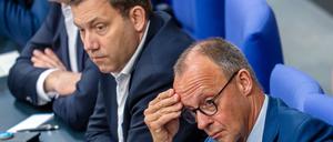 Bundeskanzler Friedrich Merz (CDU, r-l) verfolgt die Debatte neben Lars Klingbeil (SPD), Bundesminister der Finanzen.