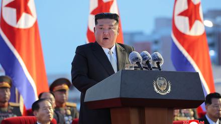 Diese von der staatlichen nordkoreanischen Nachrichtenagentur KCNA am 15.08.2022 zur Verfügung gestellte Aufnahme zeigt den nordkoreanischen Machthaber Kim Jong Un bei einer Rede.
