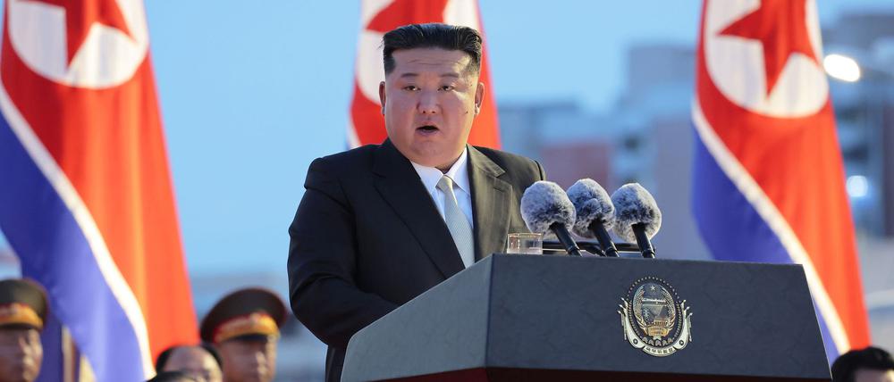 Diese von der staatlichen nordkoreanischen Nachrichtenagentur KCNA am 15.08.2022 zur Verfügung gestellte Aufnahme zeigt den nordkoreanischen Machthaber Kim Jong Un bei einer Rede.