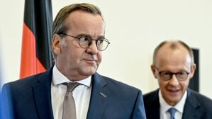 Boris Pistorius (SPD, links) und Friedrich Merz.