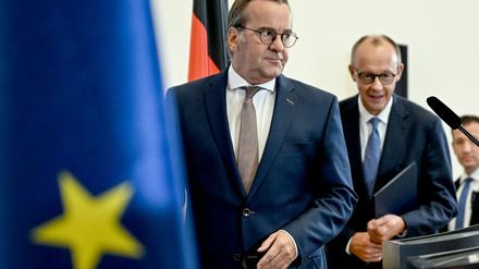 Bundeskanzler Friedrich Merz (CDU, r) und Boris Pistorius (SPD), Bundesminister der Verteidigung, geben nach der 14. Kabinettssitzung der 21. Legislaturperiode im Bendlerblock des Bundesministeriums der Verteidigung eine Pressekonferenz.