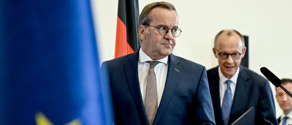 Bundeskanzler Friedrich Merz (CDU, r) und Boris Pistorius (SPD), Bundesminister der Verteidigung, geben nach der 14. Kabinettssitzung der 21. Legislaturperiode im Bendlerblock des Bundesministeriums der Verteidigung eine Pressekonferenz.