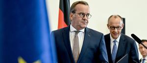 Bundeskanzler Friedrich Merz (CDU, r) und Boris Pistorius (SPD), Bundesminister der Verteidigung, geben nach der 14. Kabinettssitzung der 21. Legislaturperiode im Bendlerblock des Bundesministeriums der Verteidigung eine Pressekonferenz.