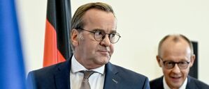 Bundeskanzler Friedrich Merz (CDU, r) und Boris Pistorius (SPD), Bundesminister der Verteidigung, geben nach der 14. Kabinettssitzung der 21. Legislaturperiode im Bendlerblock des Bundesministeriums der Verteidigung eine Pressekonferenz.