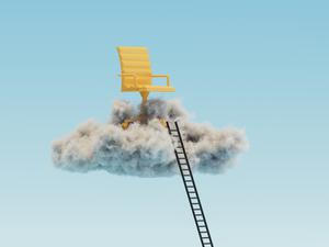 Eine Leiter führt zu einem symbolischen Chefsessel, der auf einer Wolke schwebt.
