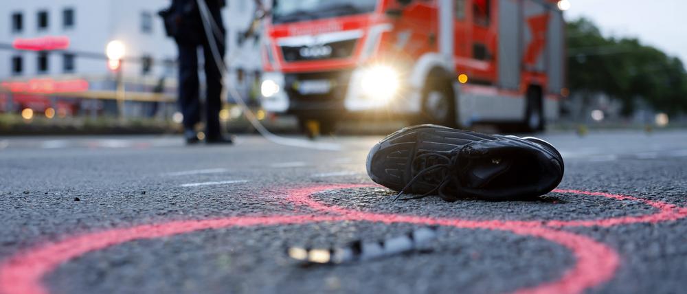 Ein Rettungswagen ist an einer Verkehrsunfallstelle im Einsatz. (Symbolbild)