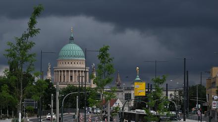 Regenwolken über der Nikolaikirche: Insgesamt ist dieses Jahr aber zu wenig Niederschlag für Potsdam gemessen worden.