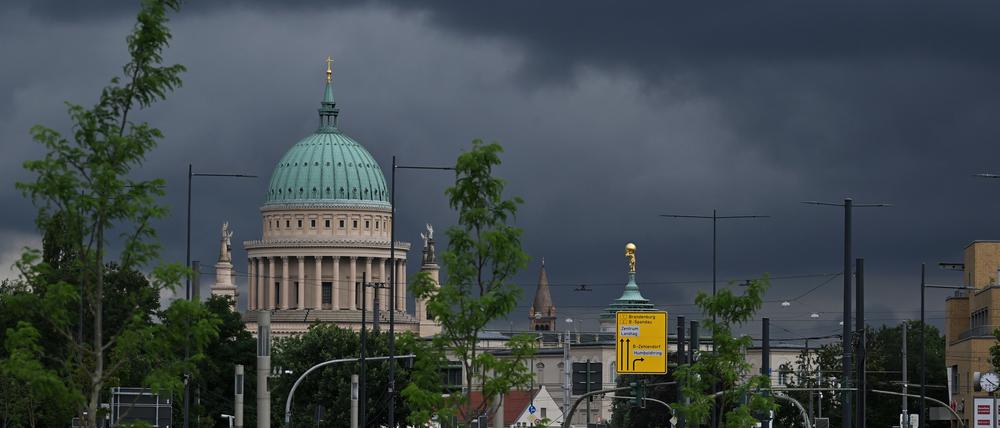 Regenwolken über der Nikolaikirche: Insgesamt ist dieses Jahr aber zu wenig Niederschlag für Potsdam gemessen worden.