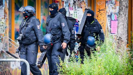 Polizeikräfte sind in der Rigaer Straße in Berlin Friedrichshain im Einsatz.