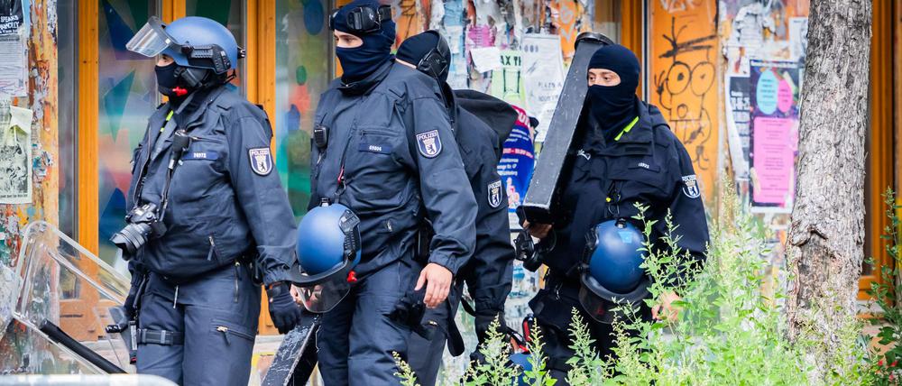 Polizeikräfte sind in der Rigaer Straße in Berlin Friedrichshain im Einsatz.