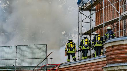 Die Feuerwehr war mit rund 100 Kräften auf dem Friedhof im Einsatz. (Archivbild)