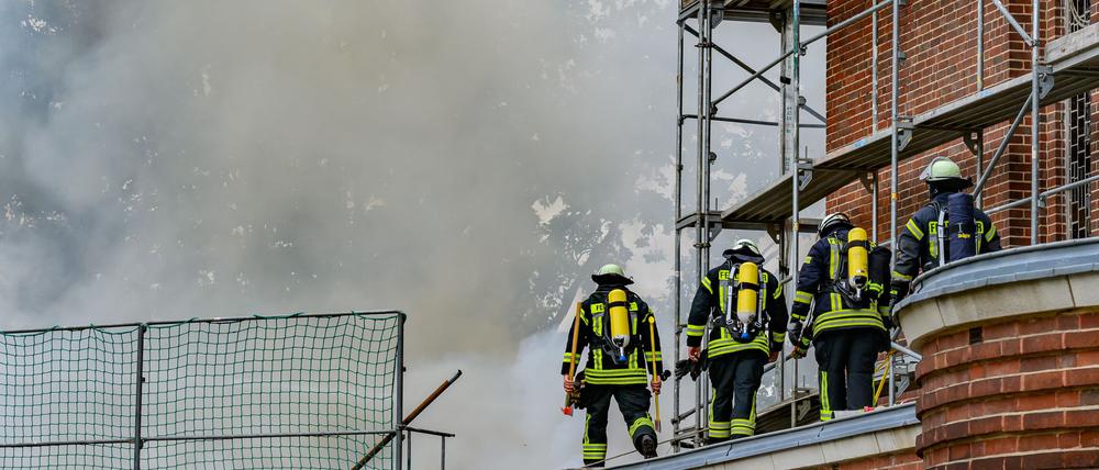 Die Feuerwehr war mit rund 100 Kräften auf dem Friedhof im Einsatz. (Archivbild)
