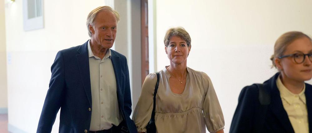 Gerhard Delling, ehemaliger Fernsehmoderator und Sportjournalist, Christina Block, deutsche Gastronomin und Unternehmerin, und Paula Wlodarek (r), Verteidigerin von Block, kommen zum Prozess wegen mutmaßlicher Kindesentführung im Landgericht Hamburg.
