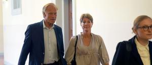Gerhard Delling, ehemaliger Fernsehmoderator und Sportjournalist, Christina Block, deutsche Gastronomin und Unternehmerin, und Paula Wlodarek (r), Verteidigerin von Block, kommen zum Prozess wegen mutmaßlicher Kindesentführung im Landgericht Hamburg. 