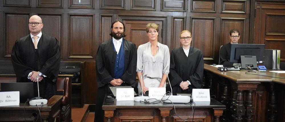 Der angeklagte Israeli sitzt als einziger Beschuldigter in Untersuchungshaft und wird erst in den Gerichtssaal geführt, wenn die Fotografen ihn verlassen haben.