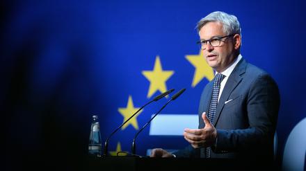 Magnus Brunner, EU-Kommissar für Inneres und Migration, spricht beim 28. Europäischen Polizeikongress im City Cube Berlin. 