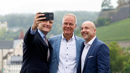 Lächeln für bessere Koalitionsstimmung – die Fraktionschefs Jens Spahn (li.) und Matthias Miersch mit ihrem Würzburger Gastgeber, CSU-Gruppenchef Alexander Hoffmann (re.).