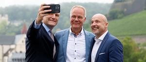 Lächeln für bessere Koalitionsstimmung – die Fraktionschefs Jens Spahn (li.) und Matthias Miersch mit ihrem Würzburger Gastgeber, CSU-Gruppenchef Alexander Hoffmann (re.).