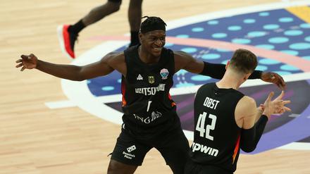 Isaac Bonga (l) ist ein wichtiger Spieler für das deutsche Team.