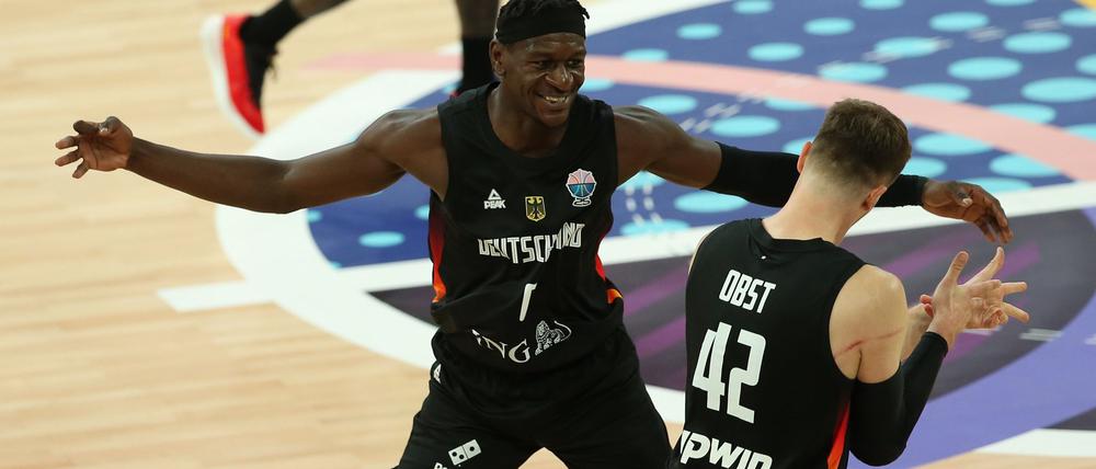 Isaac Bonga (l) ist ein wichtiger Spieler für das deutsche Team.