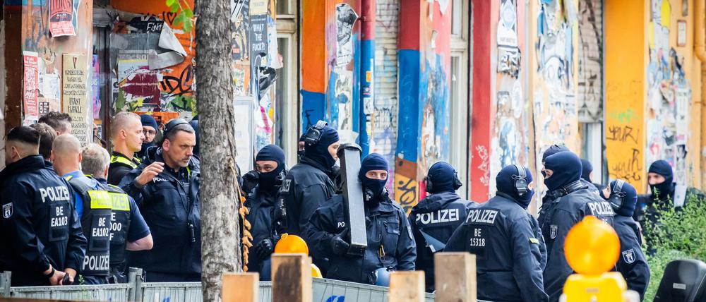 Die Polizei durchsucht ein bekanntes Haus der linksextremen Szene in Berlin-Friedrichshain. 