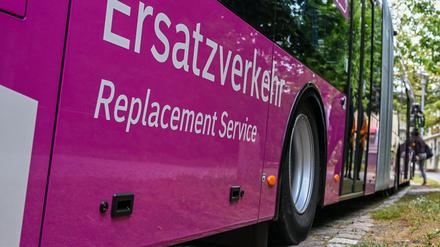 Zwischen Berlin und Hamburg fahren Busse.