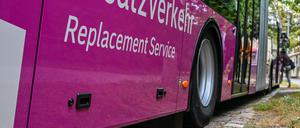 Zwischen Berlin und Hamburg fahren Busse.