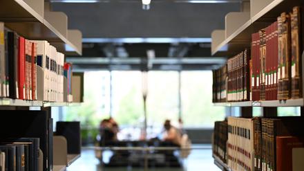 Bibliotheken sind in der Regel nur tagsüber geöffnet. (Archivbild)