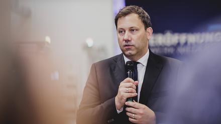 Lars Klingbeil, Bundesminister der Finanzen, bei der Werkseröffnung von Rheinmetall in Unterlüß.