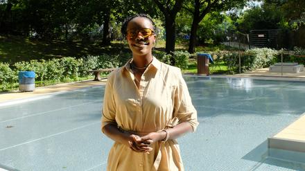Die Journalistin und Autorin Anna Dushime, hier im Sommerbad Wilmersdorf 