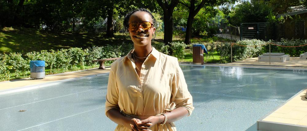 Die Journalistin und Autorin Anna Dushime, hier im Sommerbad Wilmersdorf